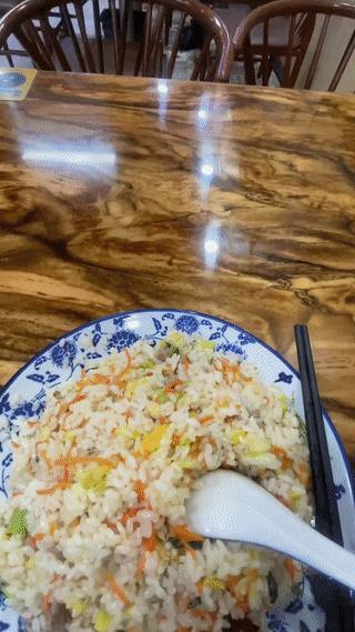 一男子跨年夜独自一个人在兰州牛肉面馆里吃炒饭。结果当他一抬头，无意中看到面馆老