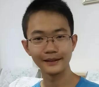 2016年，甘肃学生胡明源语文课从不听讲，天天熬夜打游戏，高考却以690分考上北