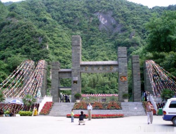 【金丝大峡谷国家森林公园】金丝大峡谷国家森林公园内风光秀丽，风格独特，具有有窄、