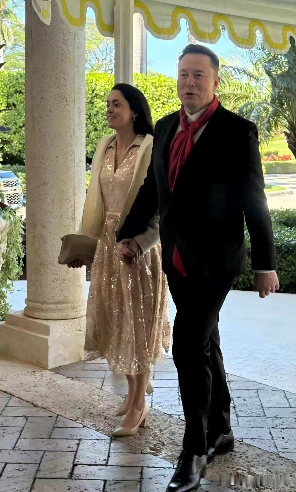 马斯克牵着大眼妹出席朋友的婚礼，明确其现女友身份！马斯克近日参加了一个名流汇