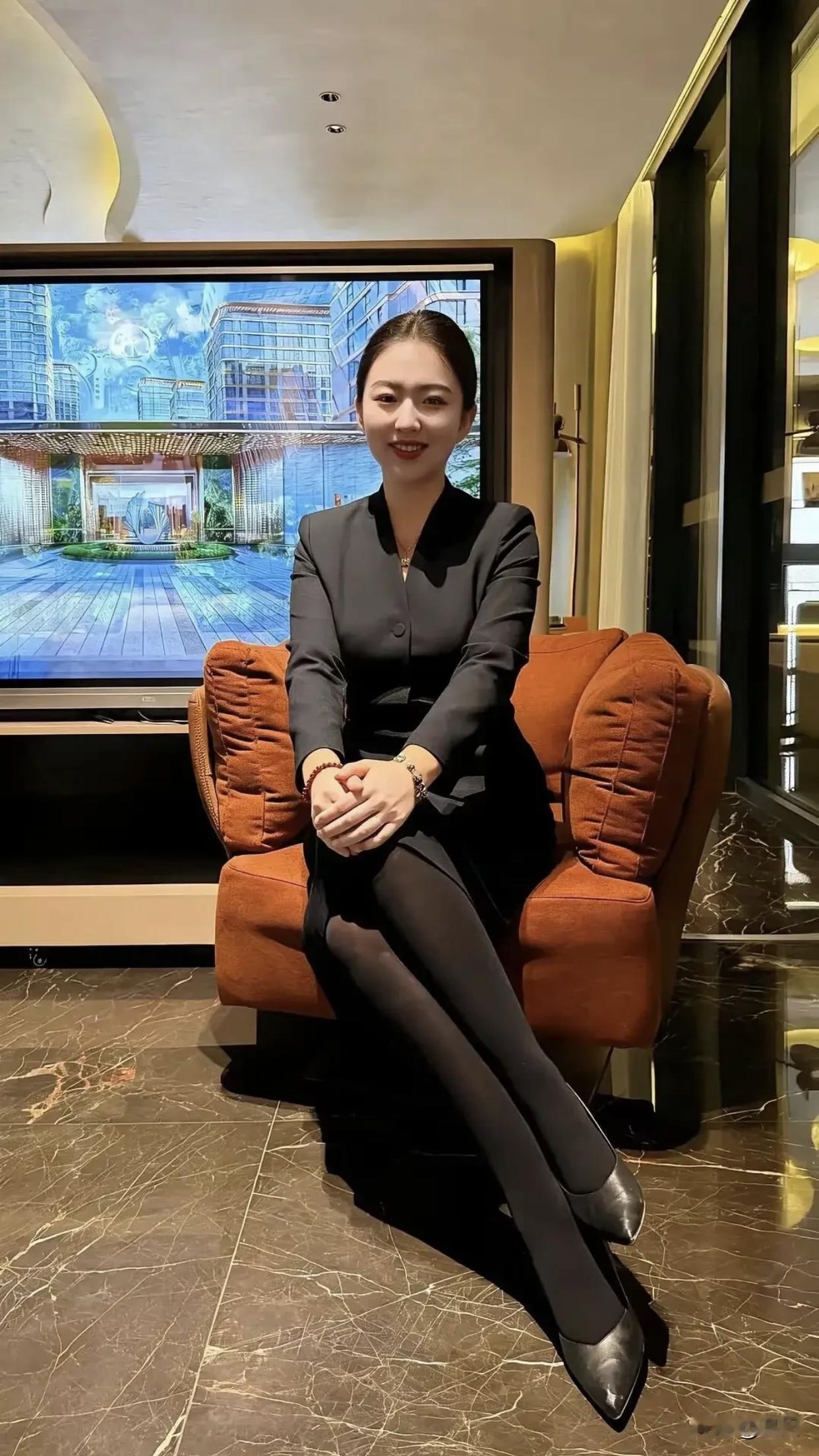 女人味十足，体现在哪里眼神含情脉脉，很有吸引力。