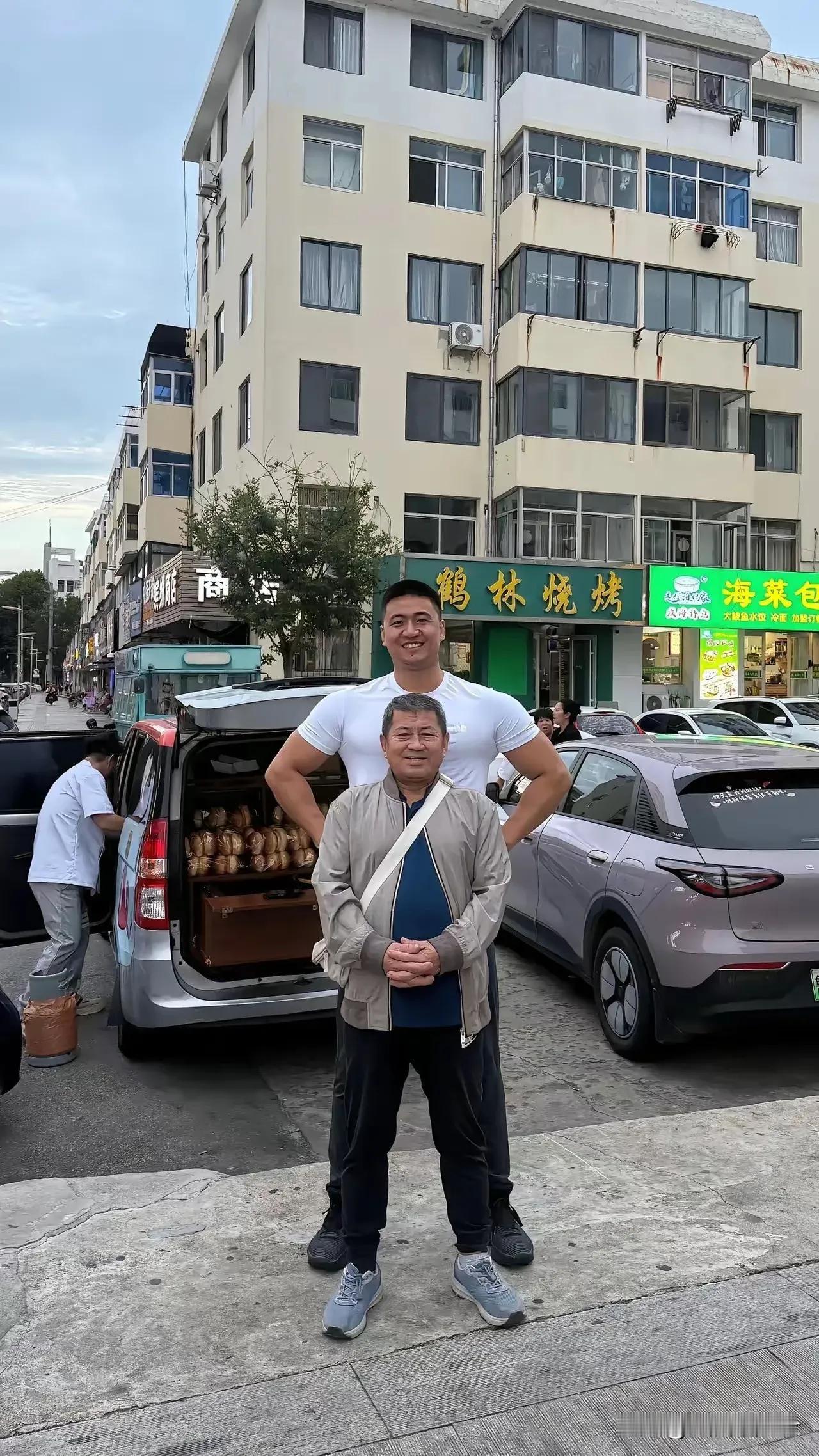 儿子成了爸爸的坚实靠山,父子俩长得颇为相像爸爸身高164厘米,儿子身高192厘