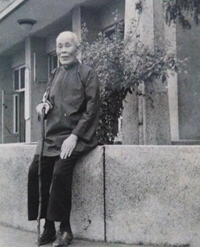 1912年洞房之夜，郭沫若见发妻太丑，拒绝同房，就在他转身要走时，发妻拉住他苦苦