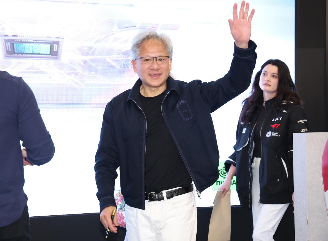 黄仁勋与T1战队成员互动，黄敏珊身穿T1队服陪同6月5日，英伟达CEO黄