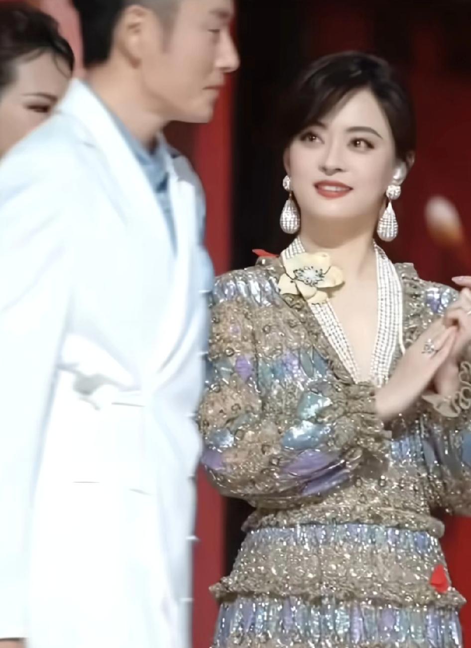 难得看见孙俪会有这种表情，眼神都拉丝了!改天他俩在一起吧，气死邓超李东学不敢