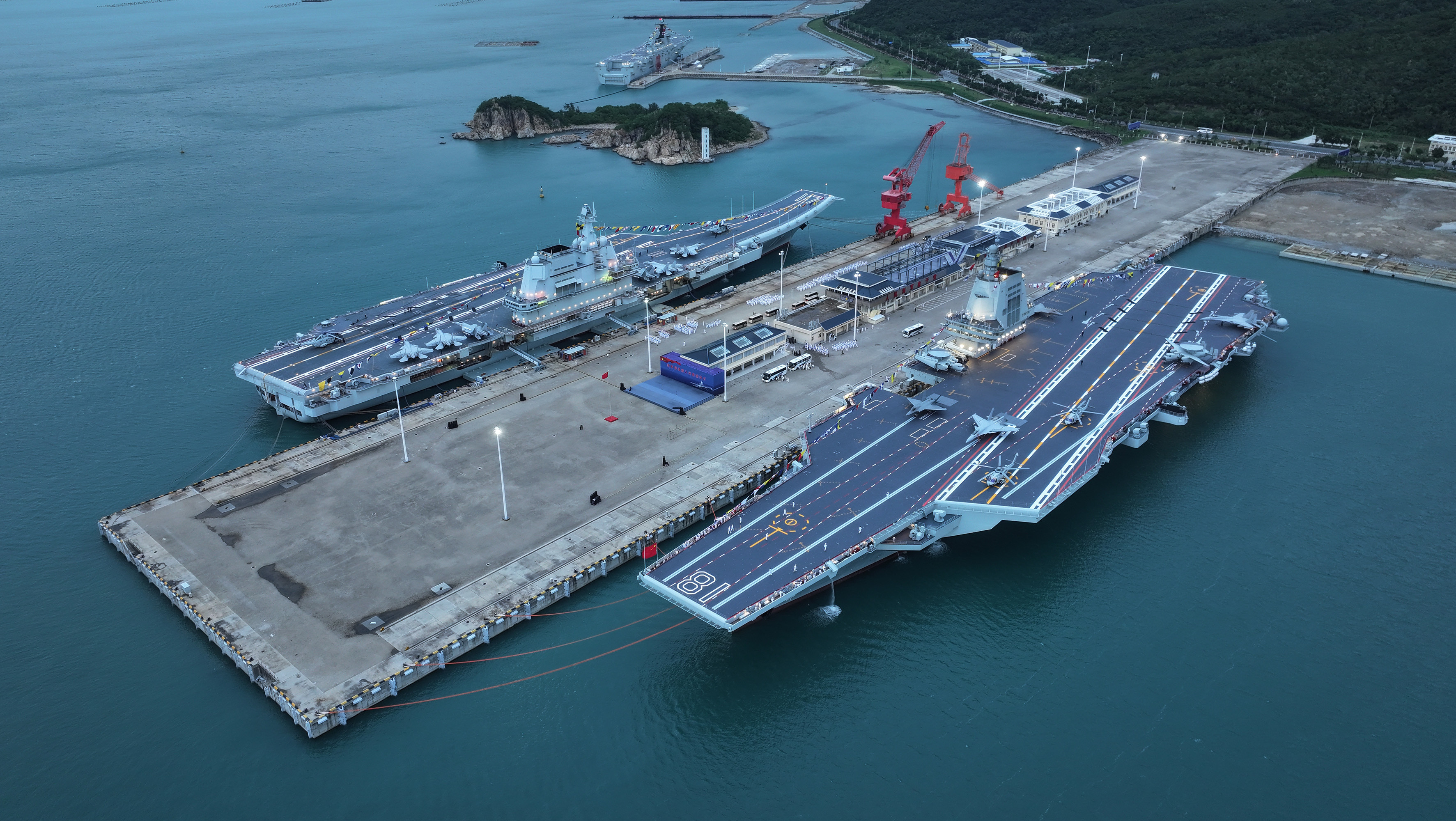 福建舰无水印高清壁纸