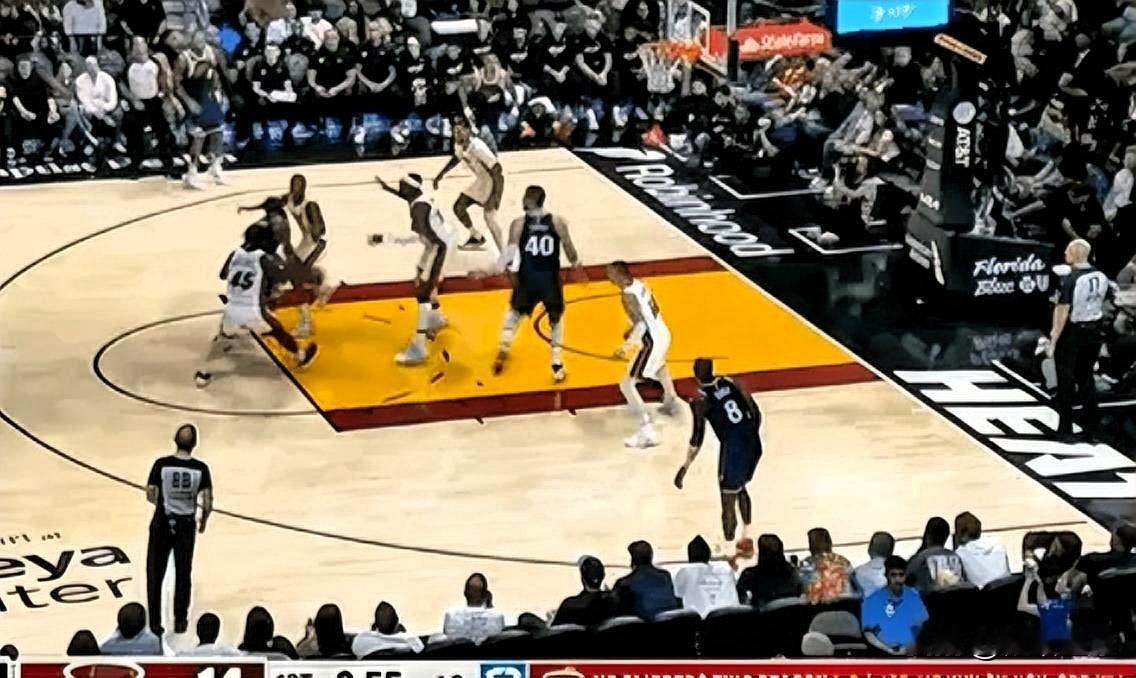 快船老将哈登为了赢球真是豁出去了！在今日快船对阵热火的第一节比赛中，哈登径直迎着