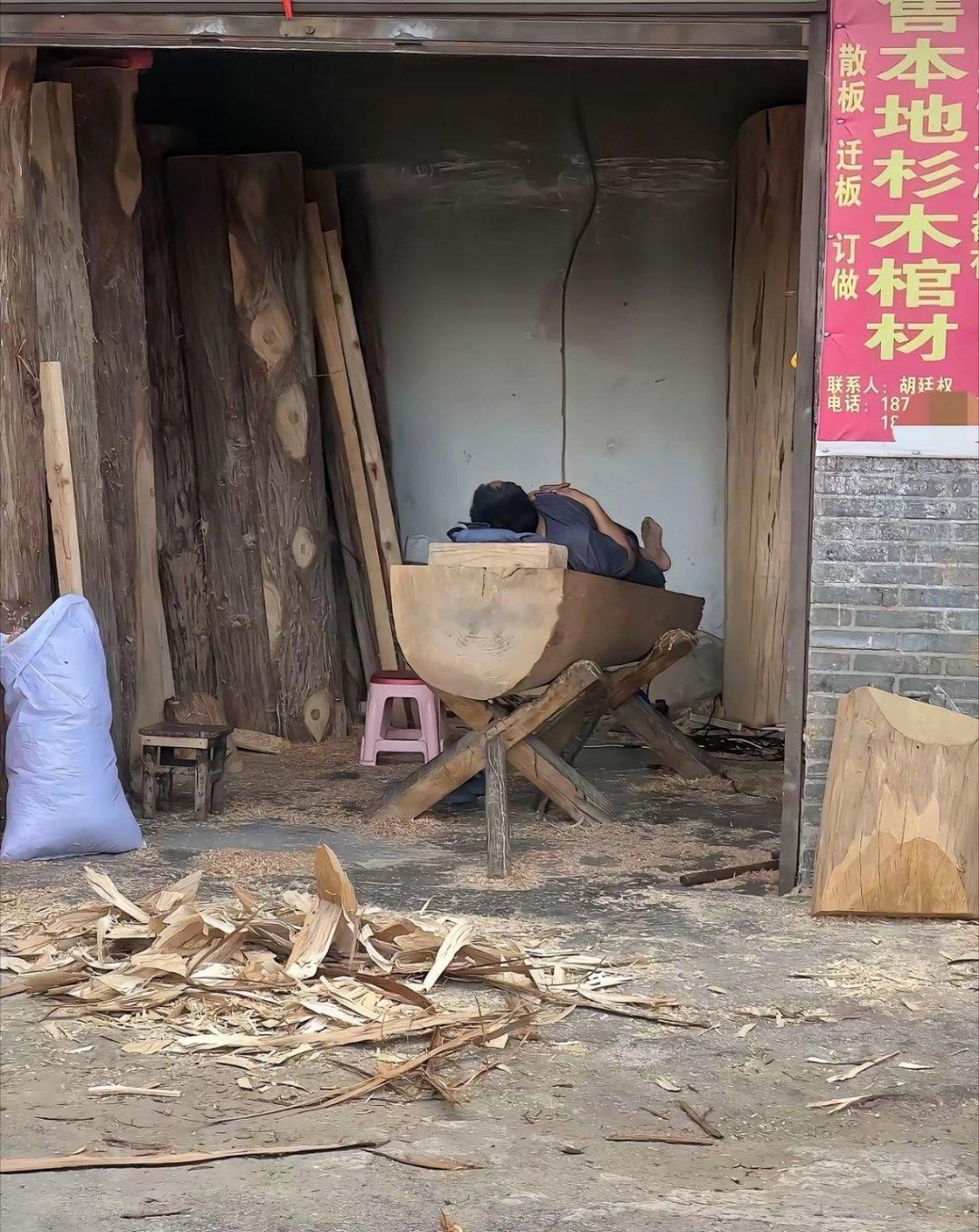 卖棺材的睡这里，晚上不害怕吗？