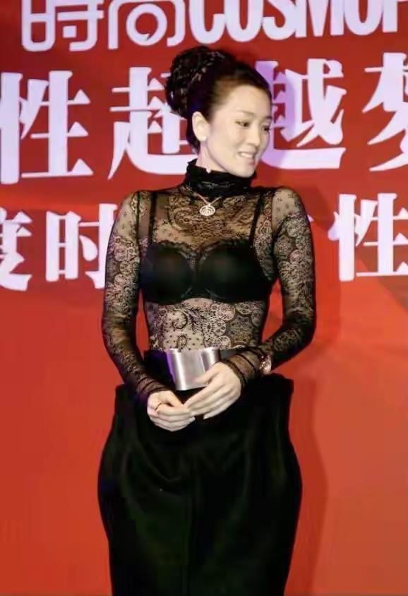 当巩俐站在聚光灯下，一身黑色蕾丝紧身衣搭配花苞半裙，将“岁月不败美人”演绎得