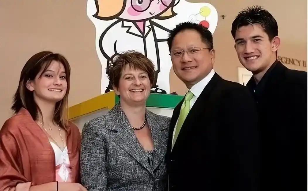 难怪有人常说，华人要是和白人结婚，到了第三代基本就看不见华人的样子了。英伟达的老