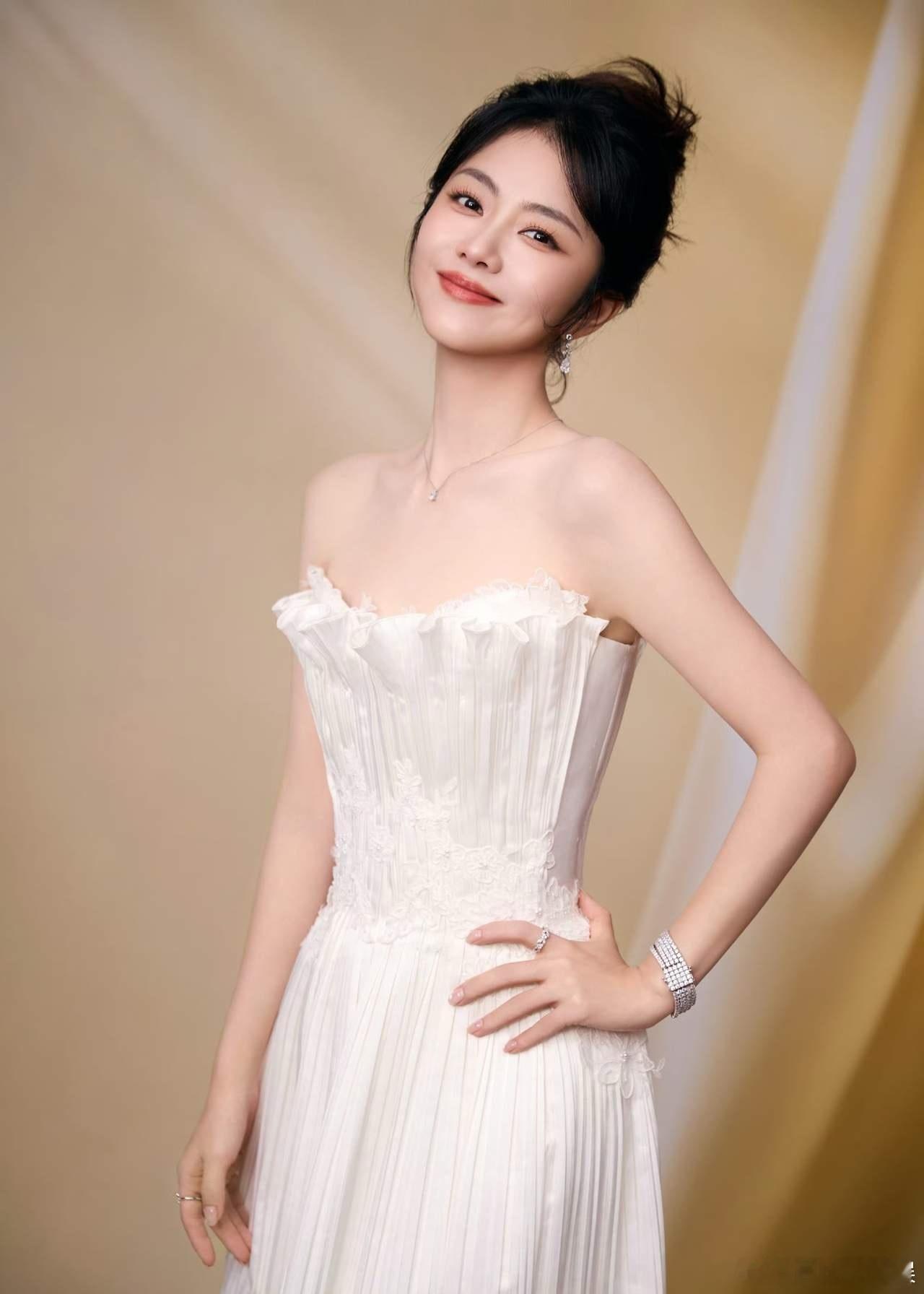 1.谭松韵和刘学义在新剧里就只有一场吻戏，还是导演觉得氛围到了，临时在剧本里加的