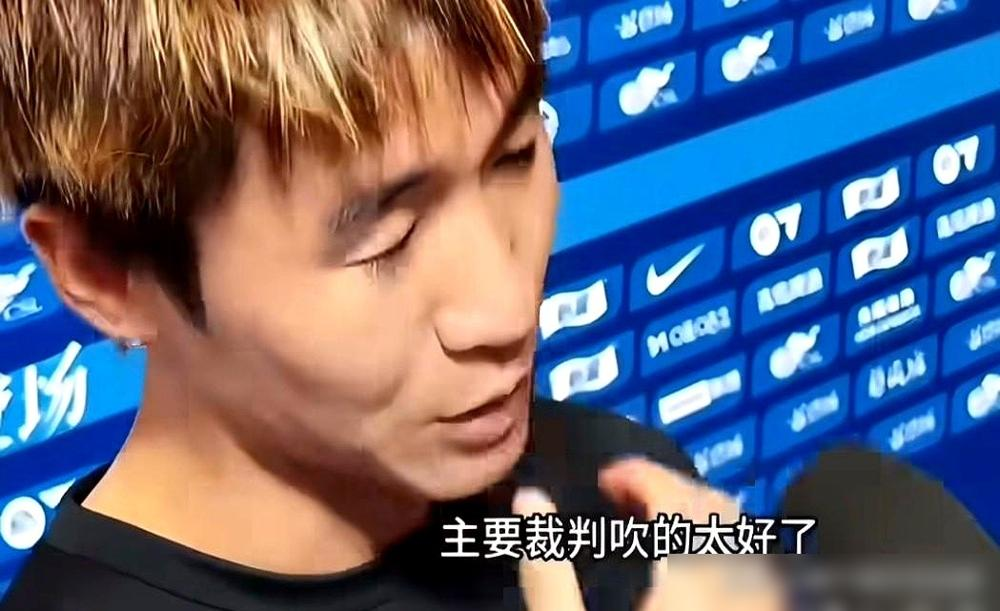 仅仅一句反讽，韦世豪的老婆被逼到报警。成都蓉城客场闷平，全场狂飞10张黄牌。赛后混采区，韦世豪对着镜