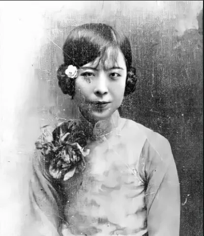 1940年，于凤至胸前严重溃烂，抛下丈夫张学良赴美治病。她憔悴走下飞机，正茫茫然