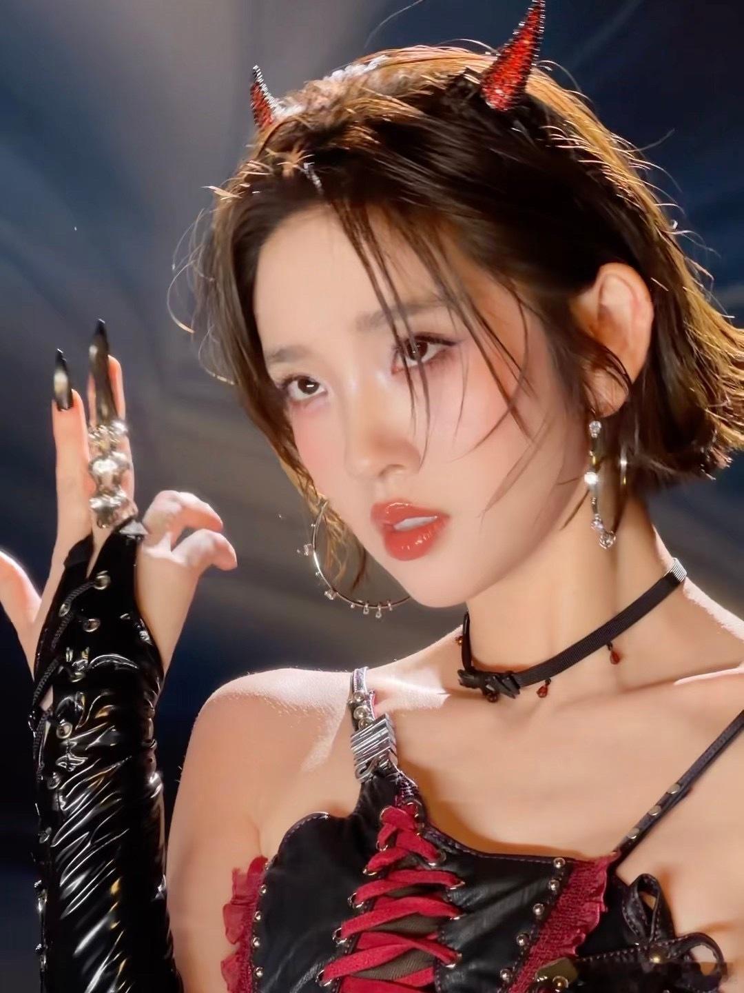 这样的祺贵人朕从未见过刷新对祺贵人的认知！唐艺昕摆脱了剧里娇纵任性的标签，换上