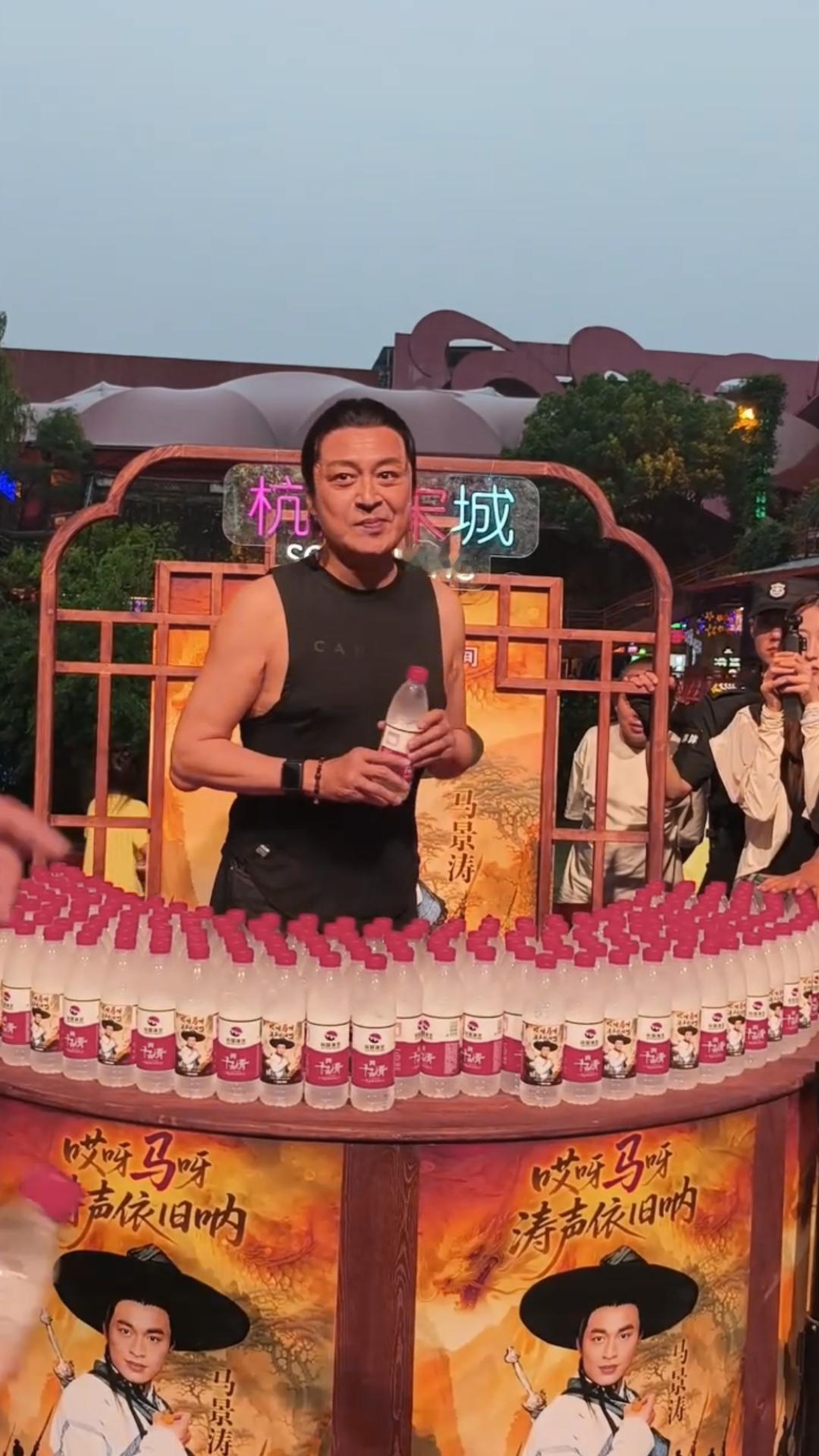 马景涛的胳膊是怎么回事，为什么胳膊上有这么大个包，马景涛现身杭州免费送矿泉水