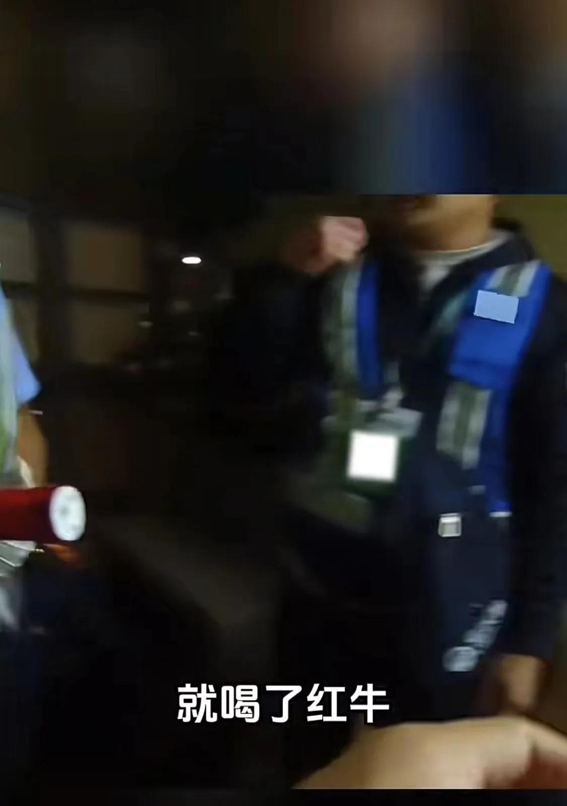 云南丽江，女子酒后叫代驾帮自己开车，行车途中正好碰见交警查酒驾，让所有人没想到的