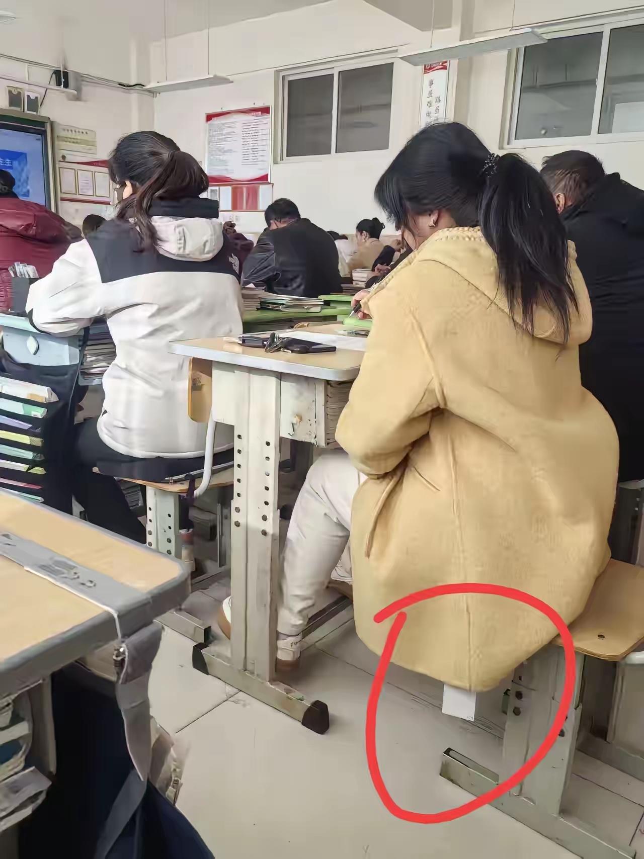 你们对这种人怎么看？看了这个图片，还能在网上买衣服吗？有的人咋想的，买件新衣