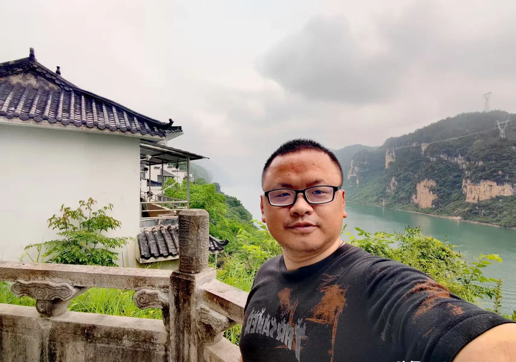 以色列支持反哈马斯民兵组织天啊！以色列在巴以冲突里搞了个