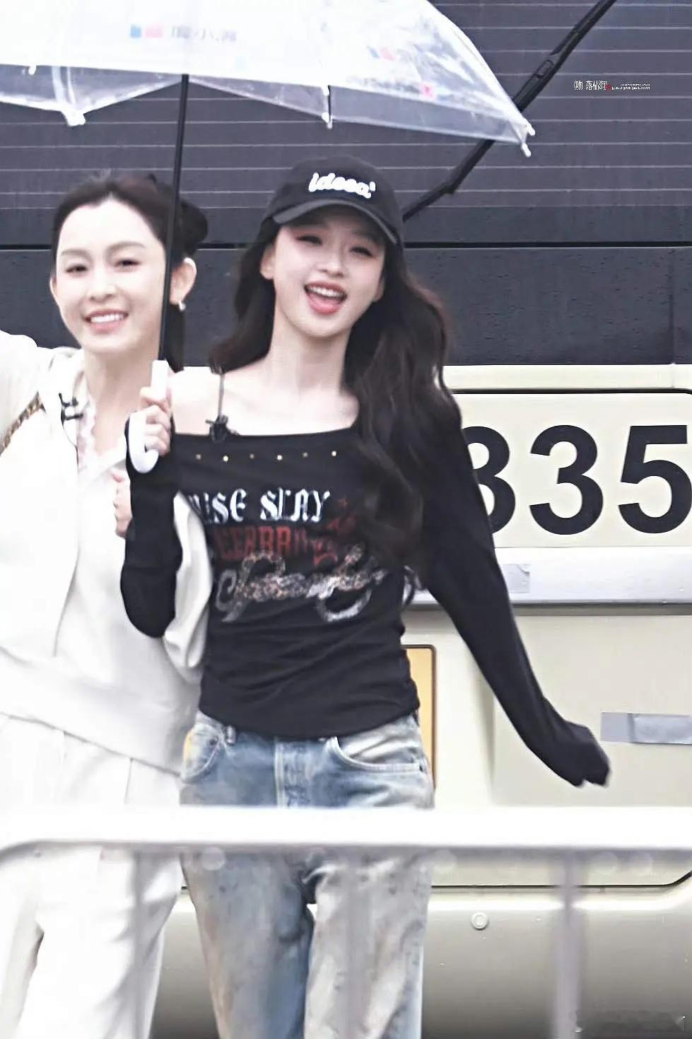 孙怡好可爱啊，伞都坏了不要再耍帅了啊