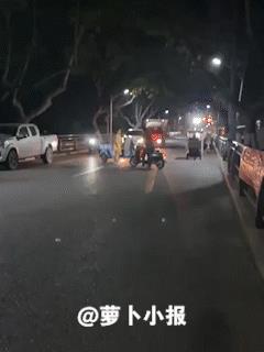 这一脚，可要了亲命了。以前的视频：本来屁大的点事儿，或许是发生了车辆擦碰，女子