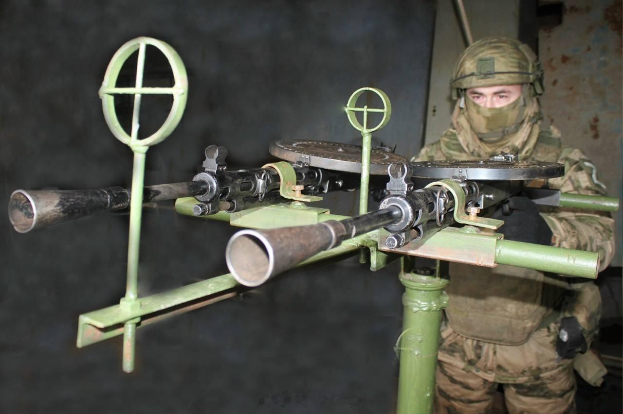 “大盘鸡”老当益壮！俄罗斯国民近卫军使用的双联装“DPM大盘鸡”机枪组成防空机枪