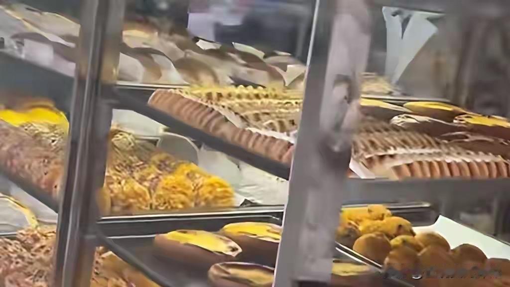 近日，郑州街边一位面包摊老板，因为一个骑电动车追着他要“蓝莓面包”的小女孩而意外