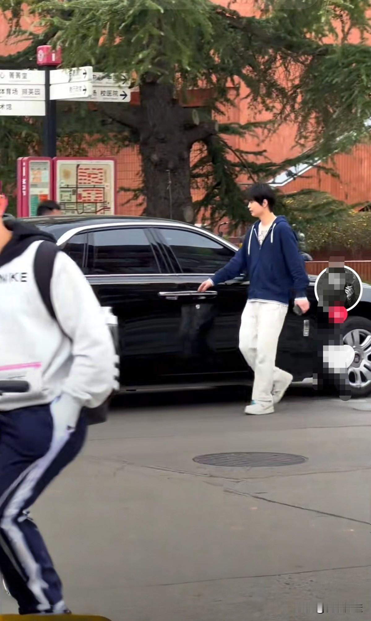 不知道这小少爷人生还会有什么烦恼？