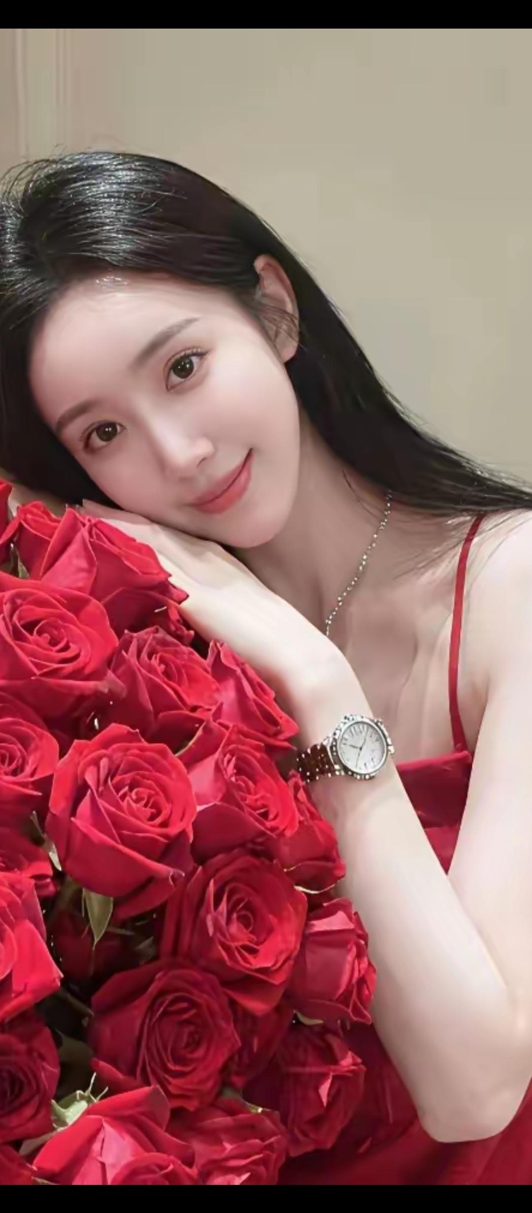 红玫瑰与红裙的完美搭配，甜美笑容，优雅动人！🌹💃😊