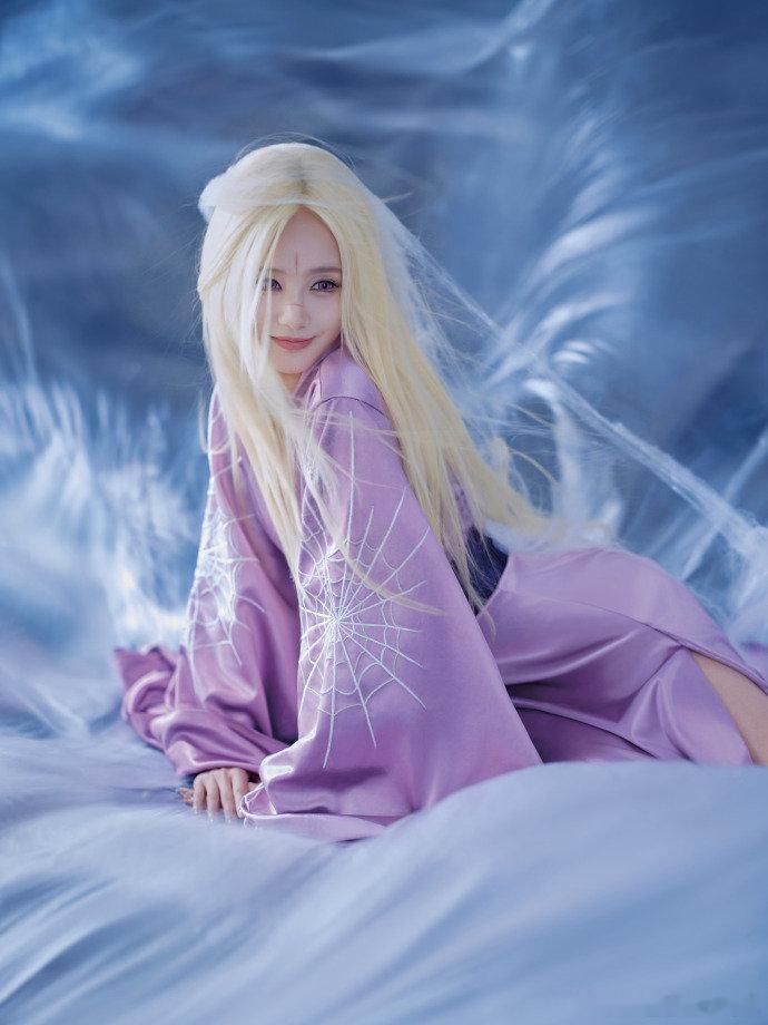 李一桐清瞳粉瞳金发李一桐金发紫衣造型李一桐清瞳粉瞳金发，李一桐金发紫衣造型