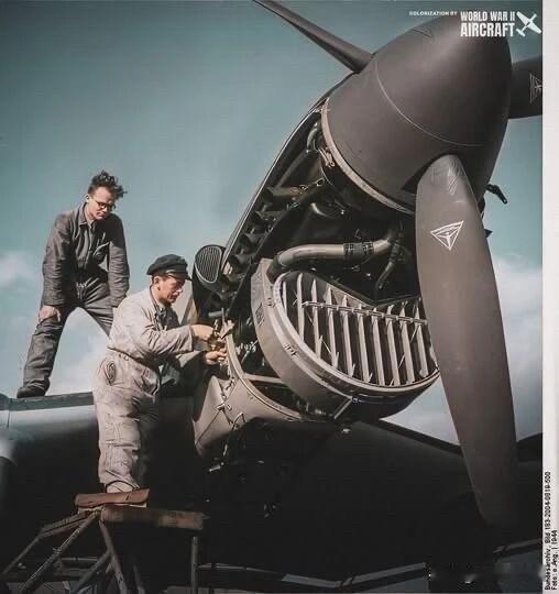 1944年，一名德国机械师正在给Ju87“斯图卡”俯冲轰炸机的发动机做维保工作