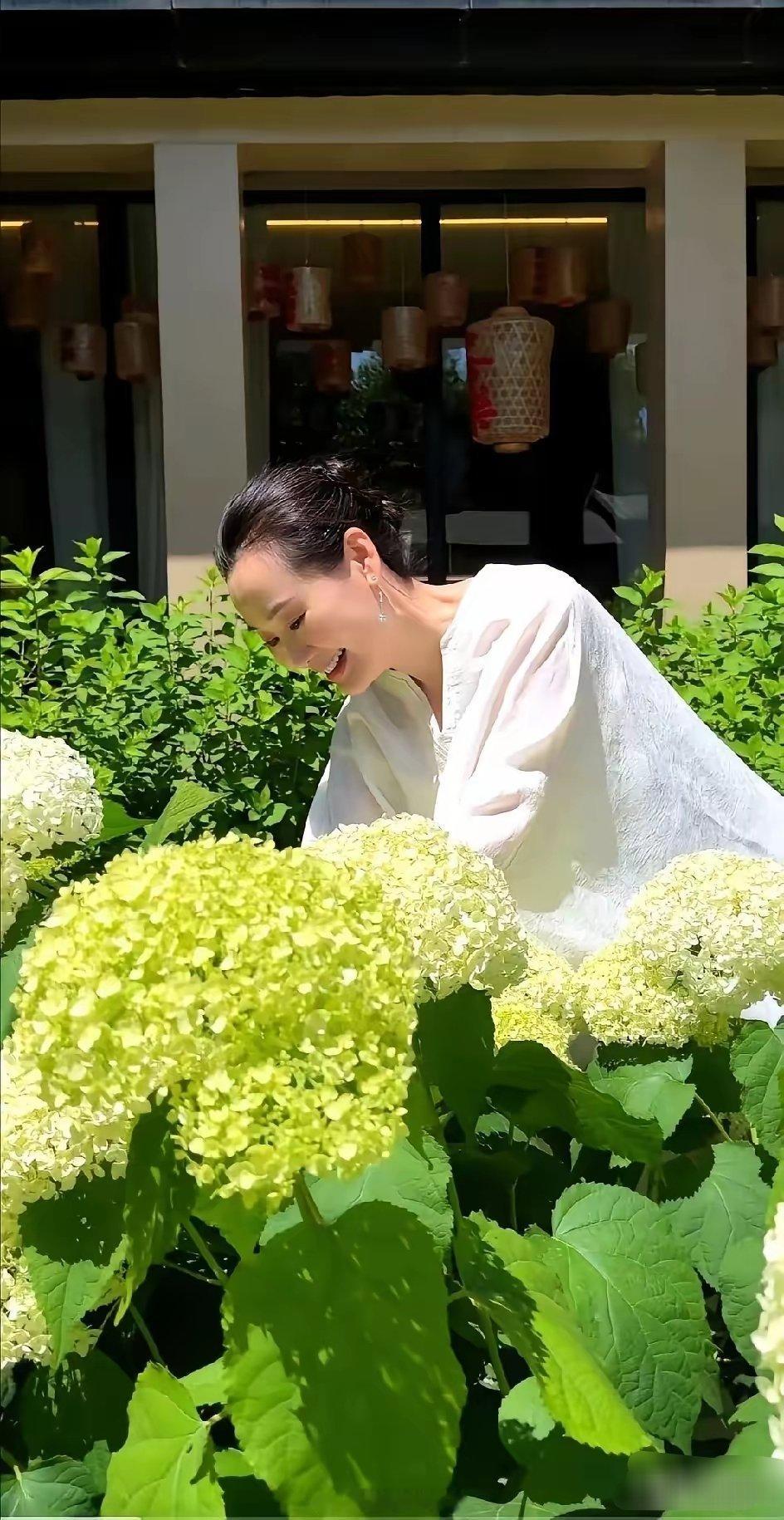 有钱人已经不是住别墅的了，直接是住在庄园里林依轮家住在庄园，大到就像公园一样，和