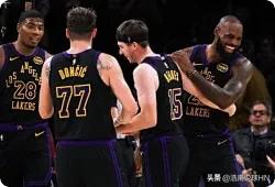 湖人队15分大胜爵士，最强首发终于现身！中锋，艾顿，18状元，身高211，2