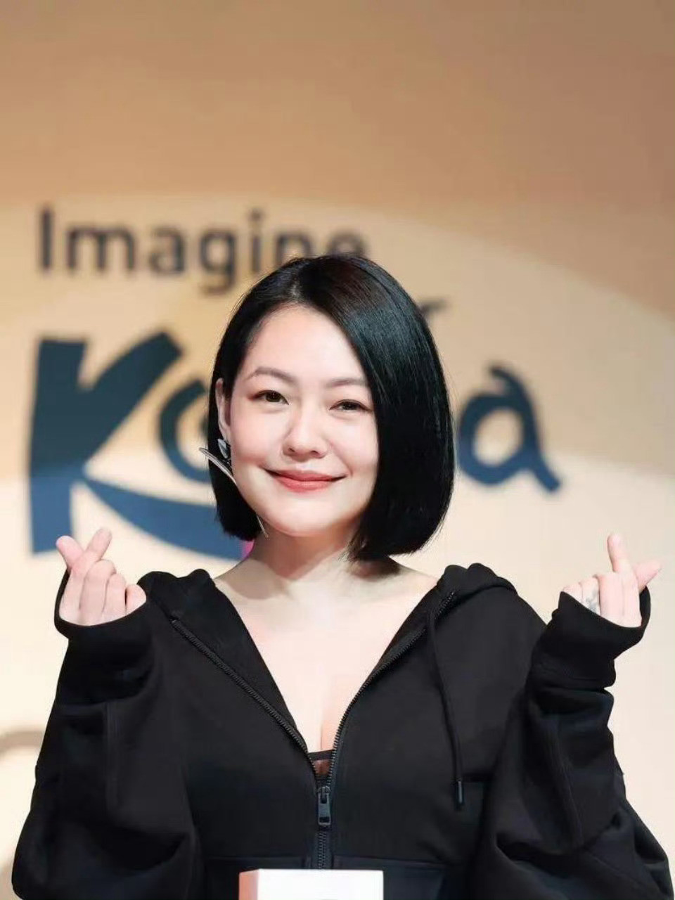 小S女儿拍的时尚大片，简直像极了曾经的大小S，徐家真的是后继有人了