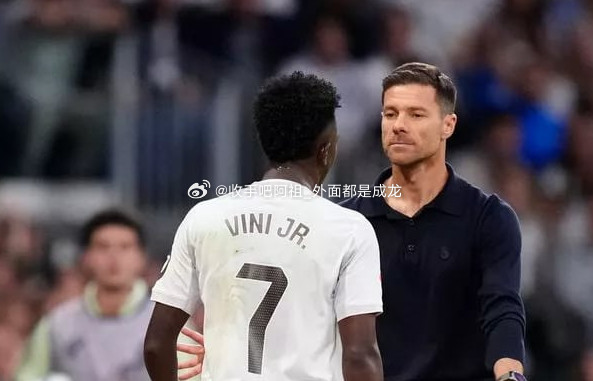 在皇马2-1击败巴萨的国家德比中，维尼修斯对下半场被换下非常不满，暴怒离场。不过