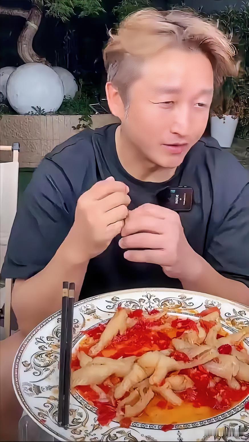 邹市明两口子真的好可怜，​一个白天直播，一个晚上直播，​从身家2亿到身无分文