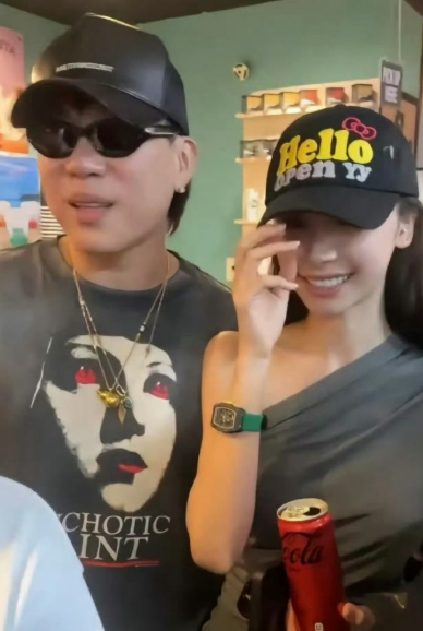 谈到了易梦玲，胡彦斌已经笑得见牙不见眼了​​​