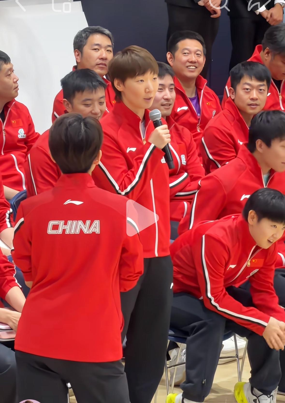 孙颖莎王楚钦王曼昱在中美乒乓球建交活动中与当地的同学互动啦！7月6日，国乒