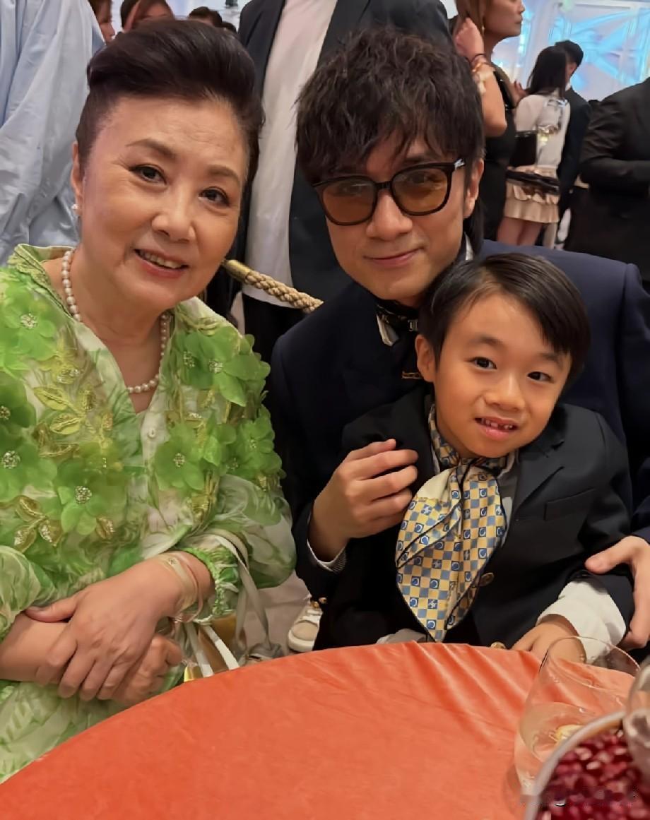 奚梦瑶何猷君澳门答谢宴星光云集！汪明荃一袭绿裙亮相，何超琼同框出镜近日，奚