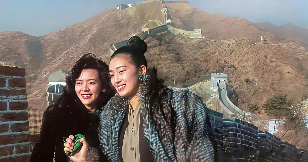 90年代巩俐和陈宝莲在长城的合照，真是两个完全不同的大美女，巩俐在国内很有名气，