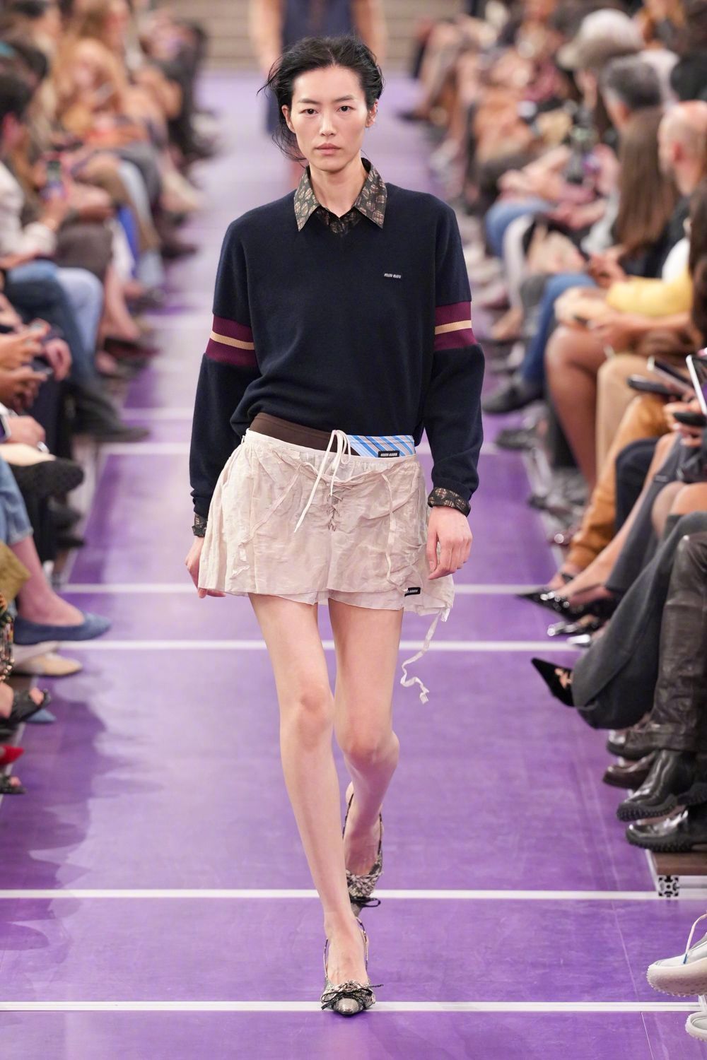 刘雯MiuMiuS/S2027本季第九场开走，穿着短裙登场的复古Miu女郎，台步真是走得行云流水~?