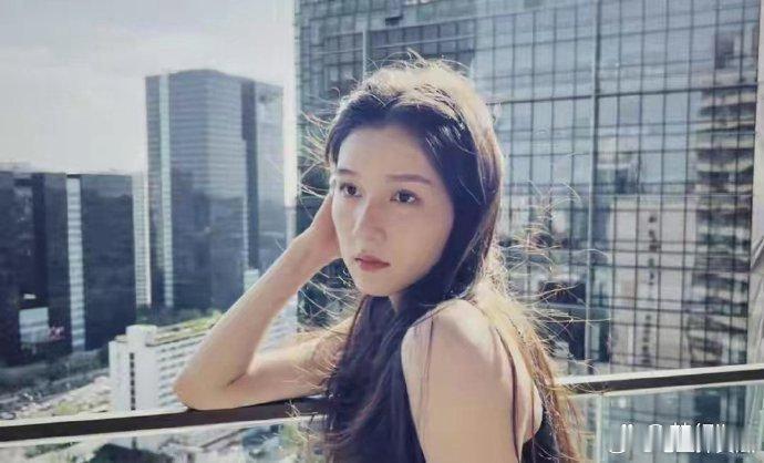 原来她是陈思诚的女朋友，才26岁，新剧出演兵自风中来，和佟丽娅风格不一样