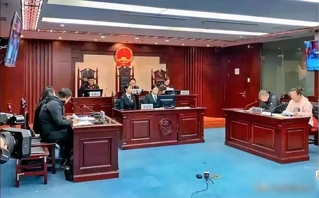“别人老婆不能撩！”山东安丘，一男子醉酒后当街猥亵路人妻子，遭丈夫反击致其口唇、