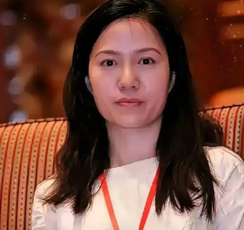 杨振宁离世后，翁帆的举动还挺让人意外的。2025年11月，她从住了21年的清华大