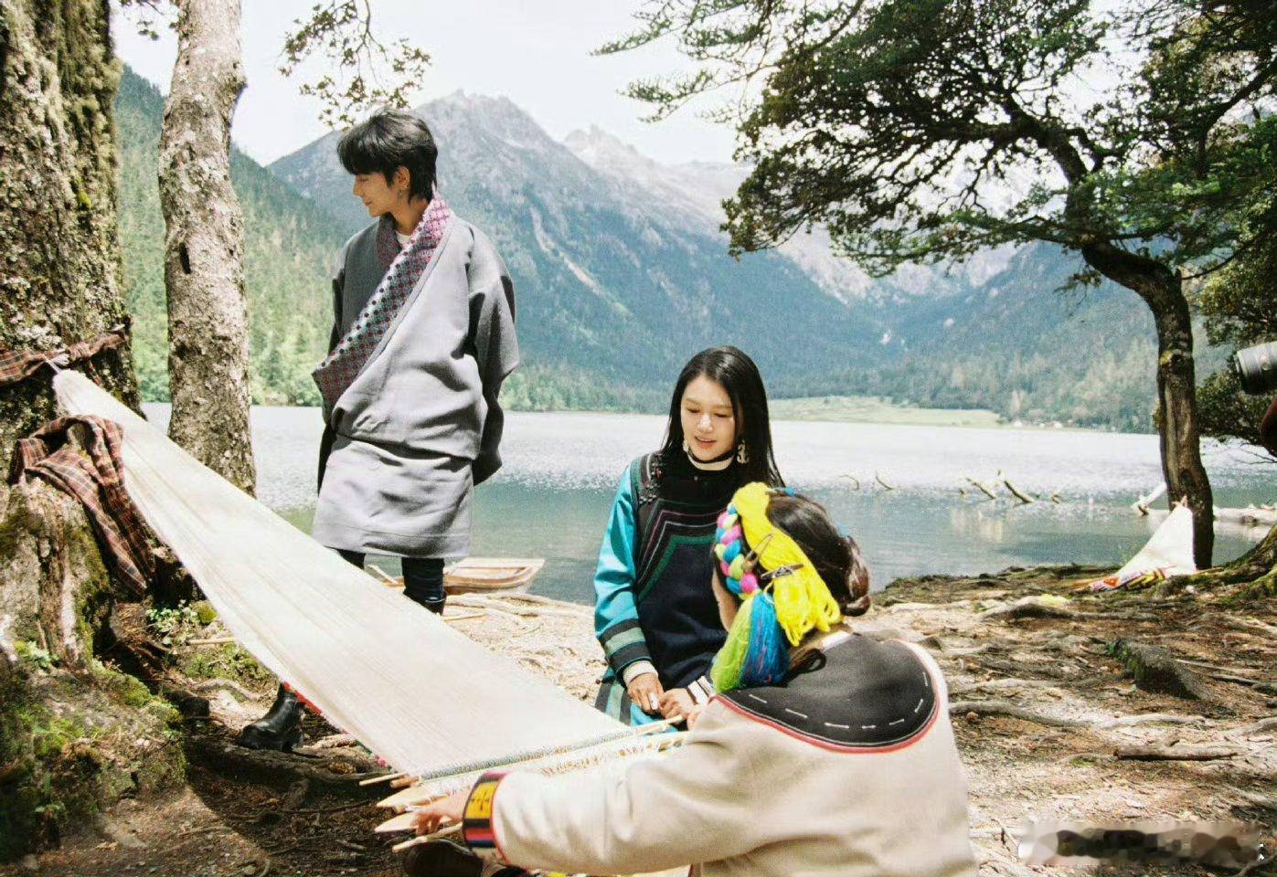 谭维维丁真高山上的合照一刚一柔，一古一今。谭维维的女王披风气场全开，丁真的休闲