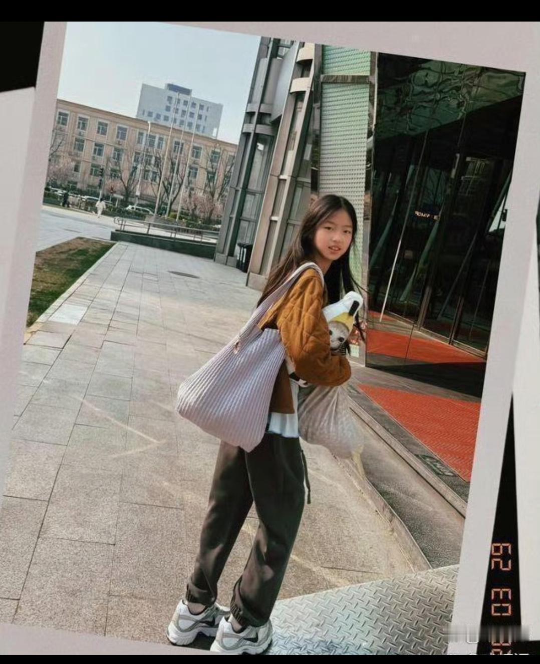 姚晨首次晒出来她女儿小茉莉的正面照，照片中女儿长的很是清秀，长相集中了她和曹郁的