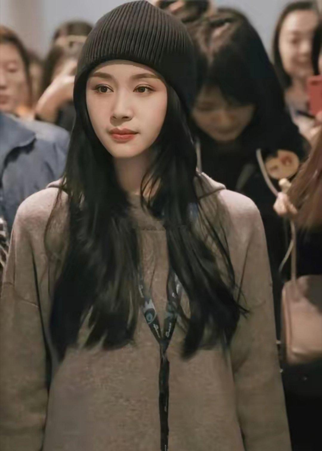 王子文的长发造型太惊艳！卫衣裙配长筒靴，减龄又时髦，显高还满是氛围感，让人移不开