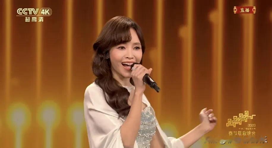 侯佩岑也老了，她面相凌厉脸部馒化不怒自威，再也没有年轻时温柔甜美的气质了。人