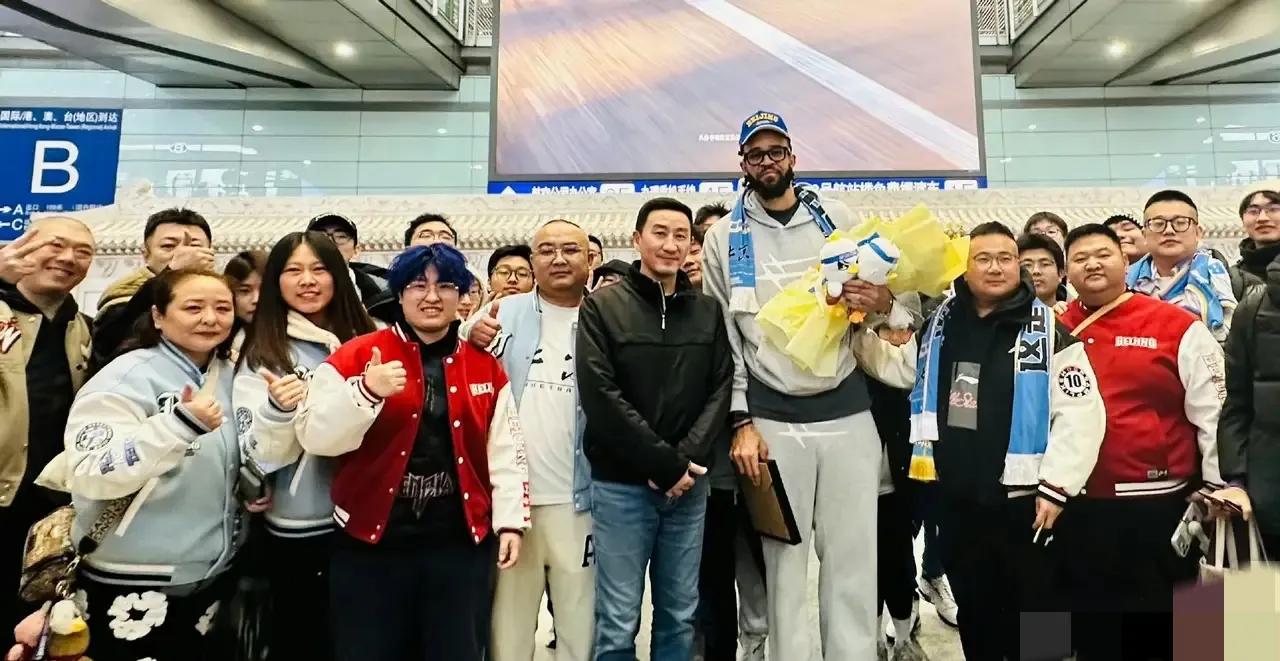 麦基真是够大牌，北京北汽队总经理张云松亲自去机场接机。今天麦基到了北京，北汽队