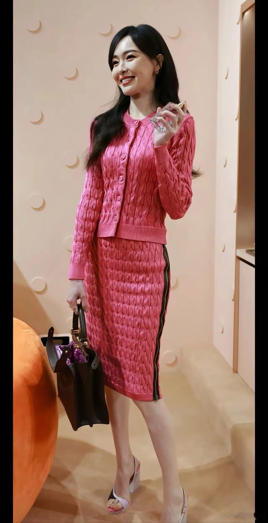 唐嫣不愧是腿精本人，双腿又白又细又长，比例真的太绝了