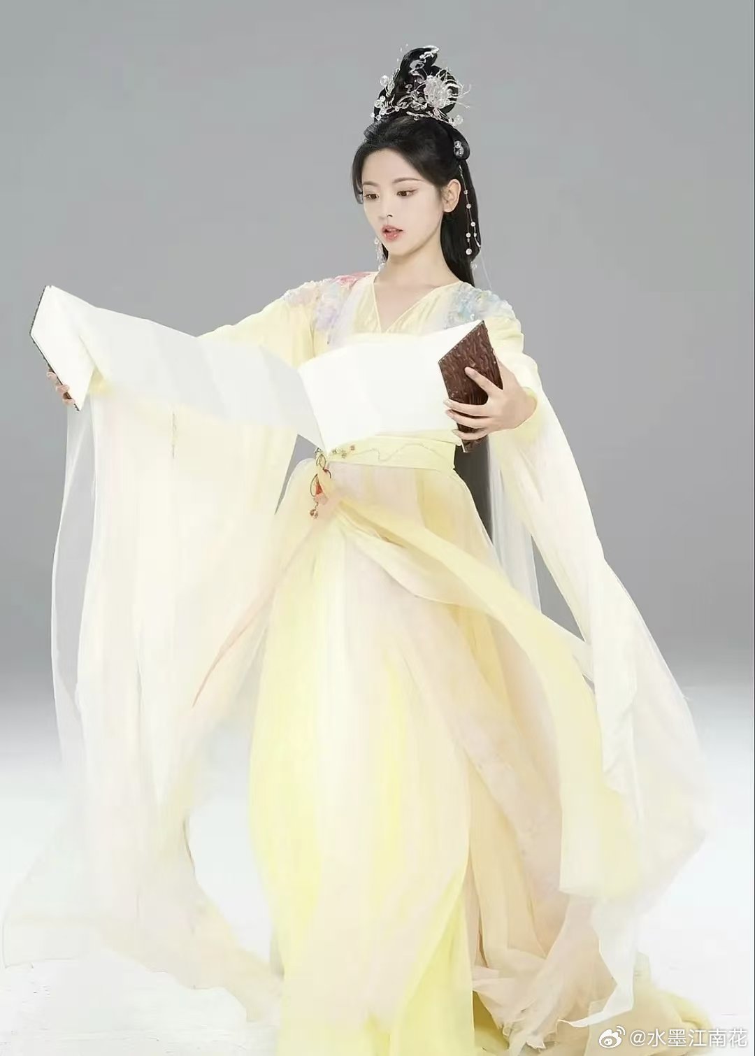 杨超越白鹿的可爱型古装造型对比，谁赢了？